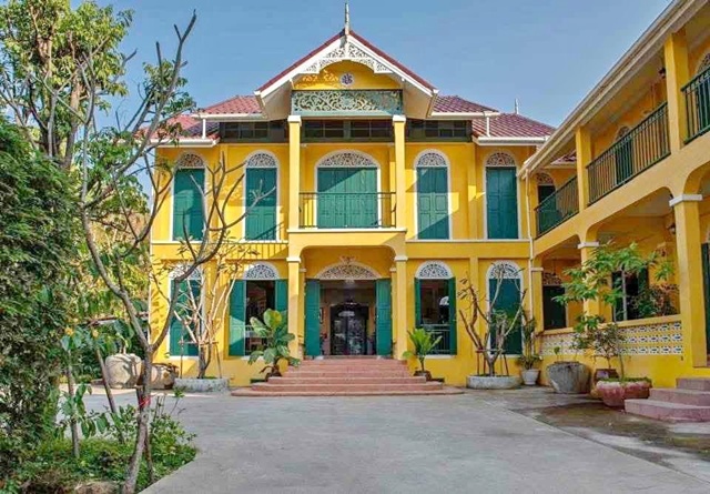 พืชสวนโลก 3.3 กม. AIR BNB สนามบินเชียงใหม่5.16กม.ให้เช่าคาเฟ่อาคารโดดเด่น 450 ตร.ม. 250ตร.วา.  6 นอน 6 น้ำ   ถ.รอบเมืองเชียงใหม่ 